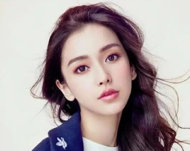 杨颖阳光下的温馨日常最新照片曝光 2024年风采依旧迷人